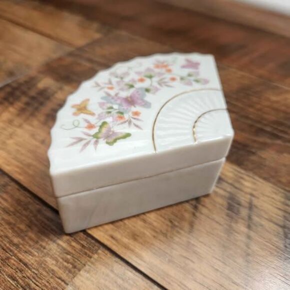 Vtg 1980 Porcelain Butterfly Floral Fan Trinket Box Avon Japan Coquette Garden - Picture 2 of 6